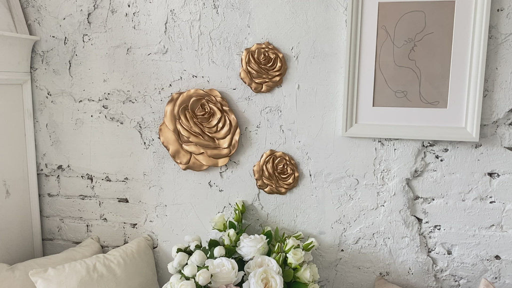 Shine flowers Wall Decor in Gold