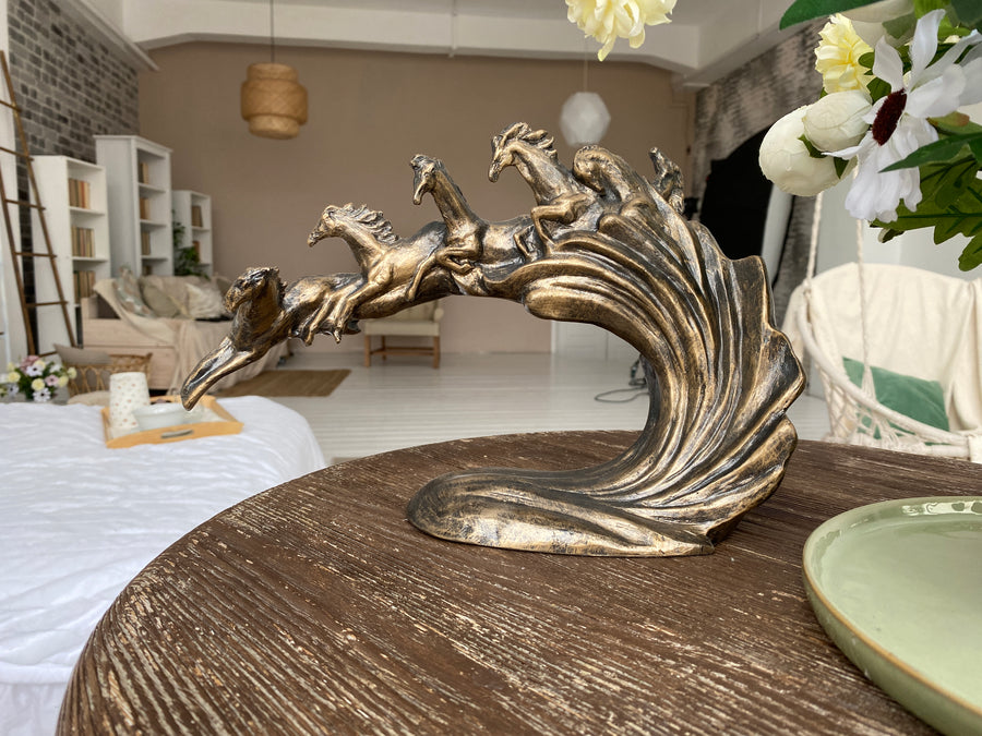statuette Ocean Wind in Black and Gold